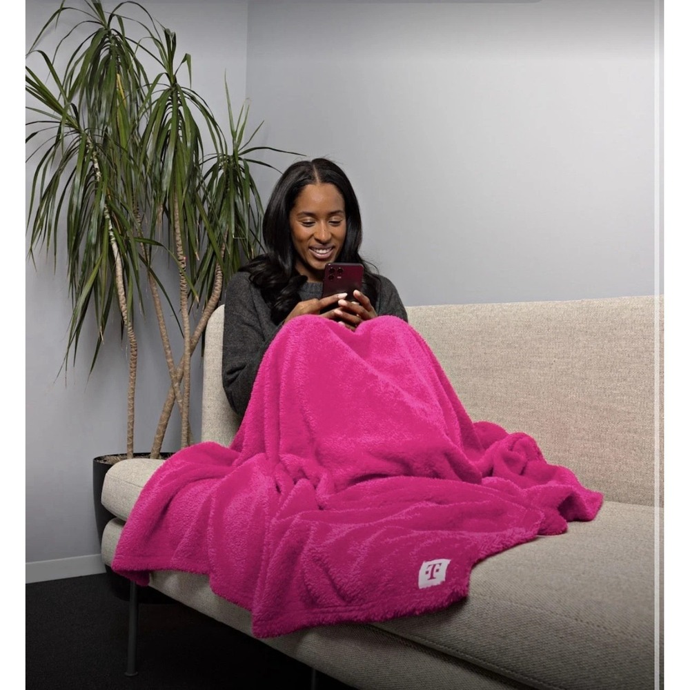 T-Mobile Magenta Throw Blanket Plush Fleece Pink Soft Promo Gift Cozy